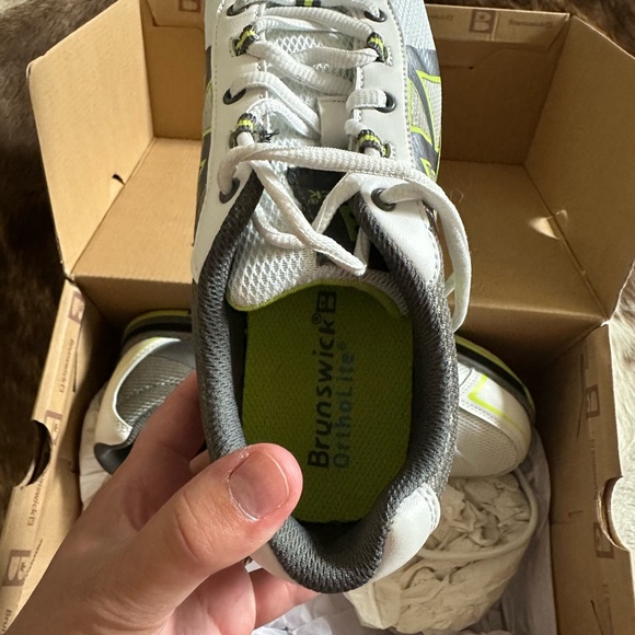 VGUC Brunswick women’s bowling shoes in size 8.5. - Picture 4 of 6